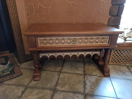 Консоль с ажурными вставками