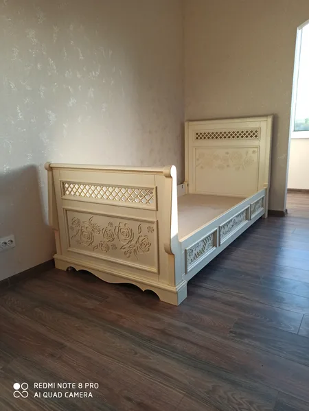 Комод с резными розами, белый с золотом
