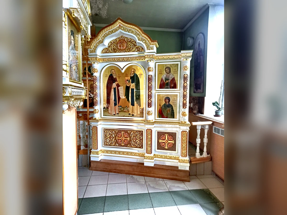 Двойной бело-золотой киот для храма
