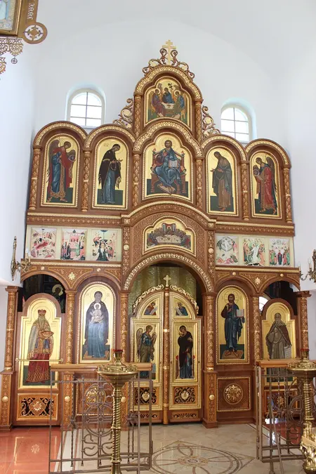 Hand-carved iconostasis · Samara