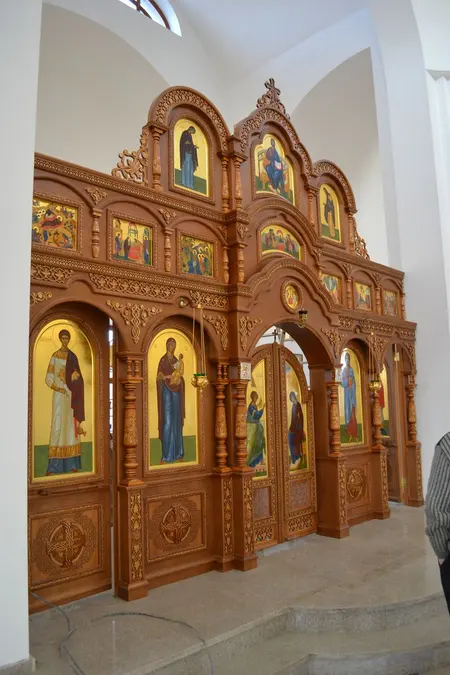 Hand-carved iconostasis · Samara