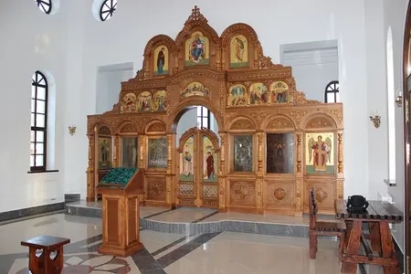 Hand-carved iconostasis · Binaradka